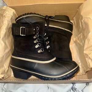Sorel duck style boots in box size 7.5. Women’s Sorel rain/snow boots.